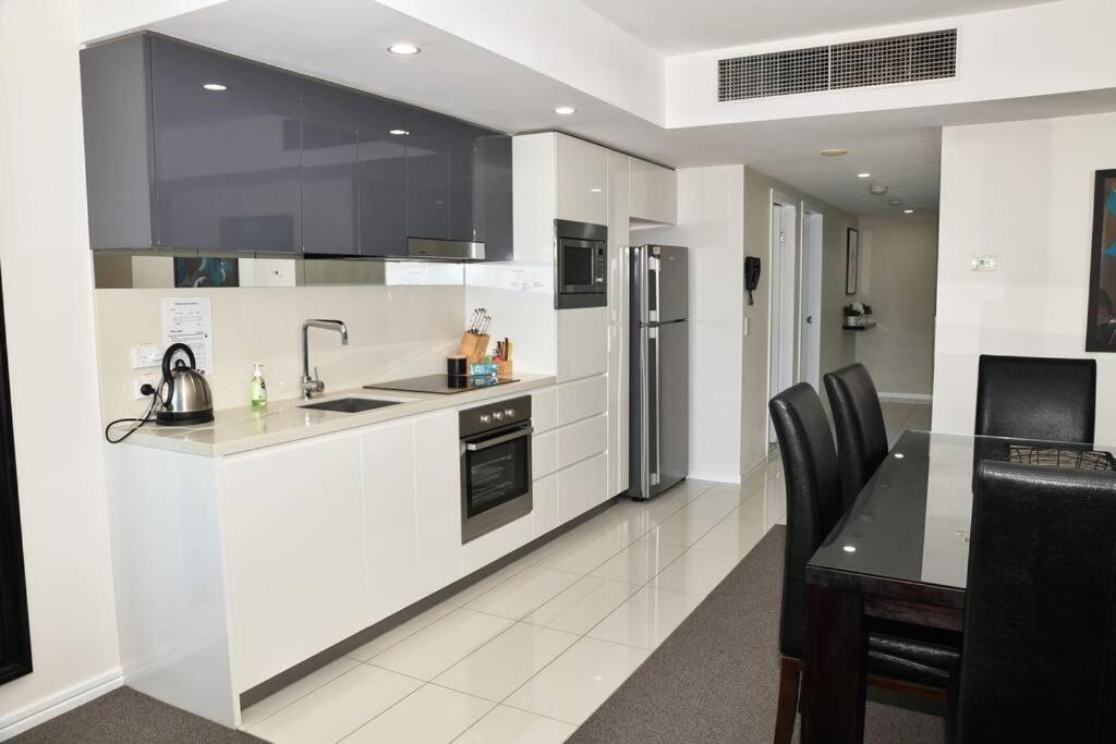 Spectacular 19th Floor Apartment in Heart of Surfers Paradise