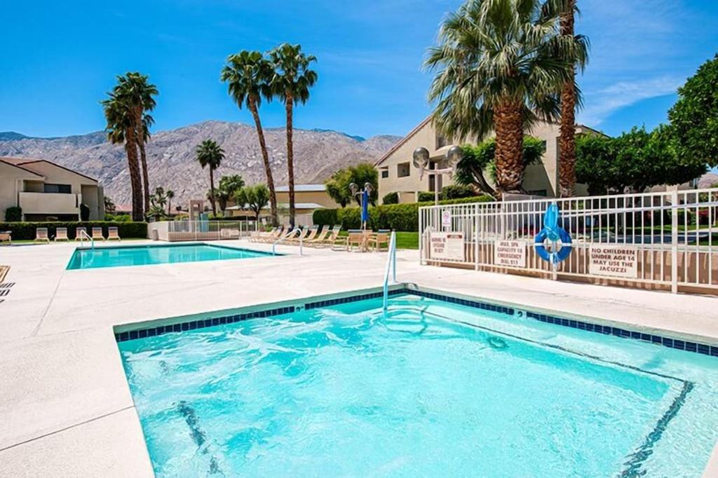 Upscale 2Bed 2Bath Condo Prime Location WiFi Pools Kitchen Security view 5