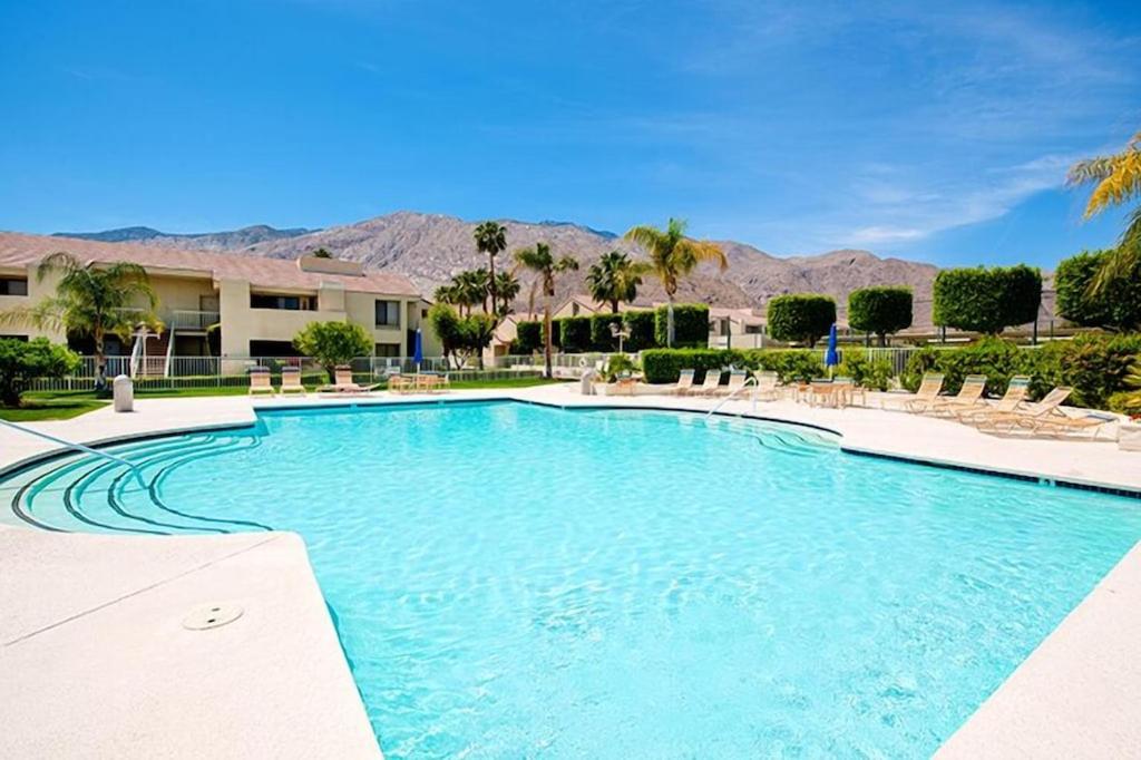 Upscale 2Bed 2Bath Condo Prime Location WiFi Pools Kitchen Security view 4