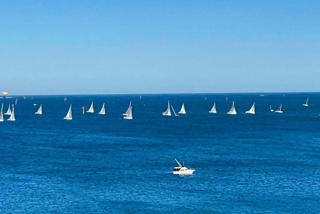 Amzing Ocean View Spacious Three Bedrooms Apartment Port Melbourne