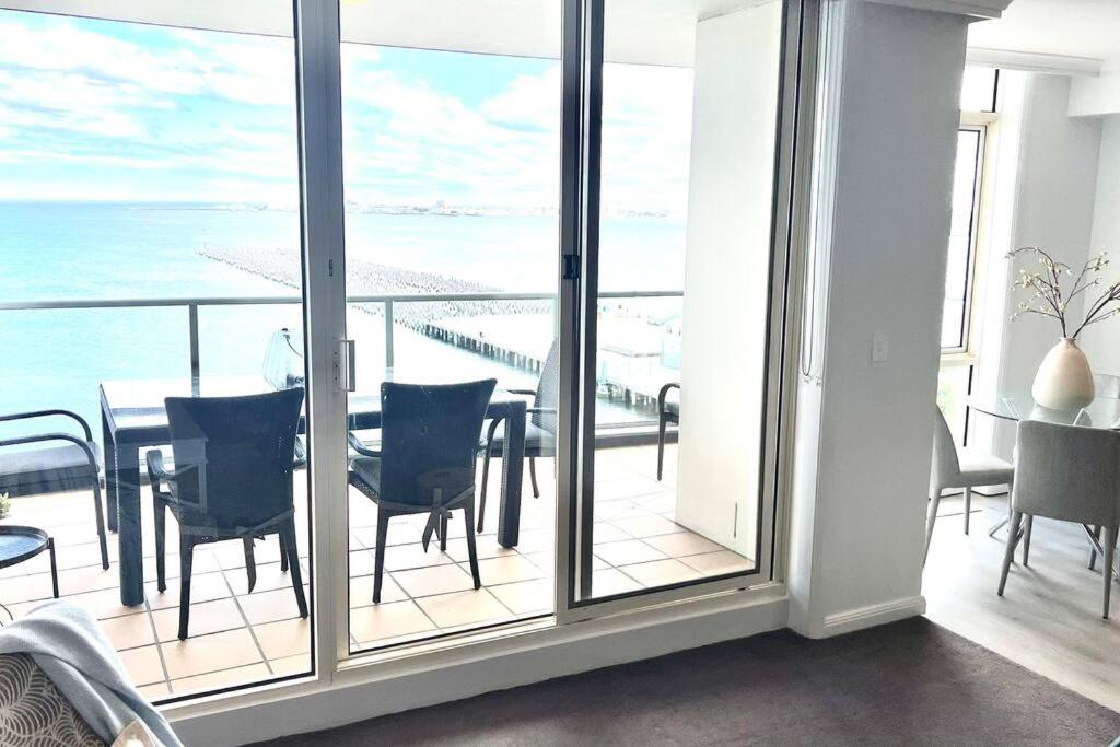 Amzing Ocean View Spacious Three Bedrooms Apartment Port Melbourne