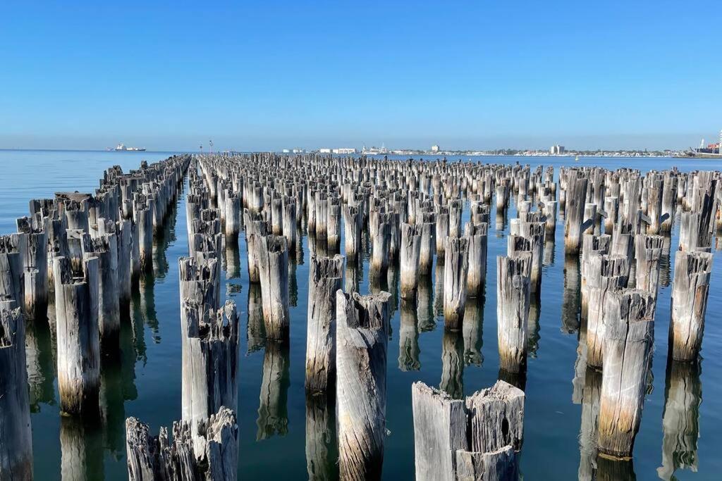 Amzing Ocean View Spacious Three Bedrooms Apartment Port Melbourne