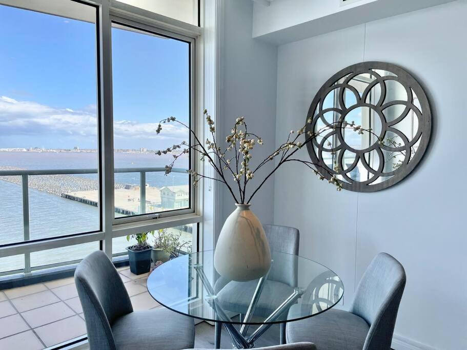 Amzing Ocean View Spacious Three Bedrooms Apartment Port Melbourne