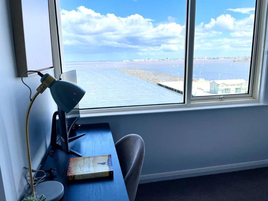 Amzing Ocean View Spacious Three Bedrooms Apartment Port Melbourne