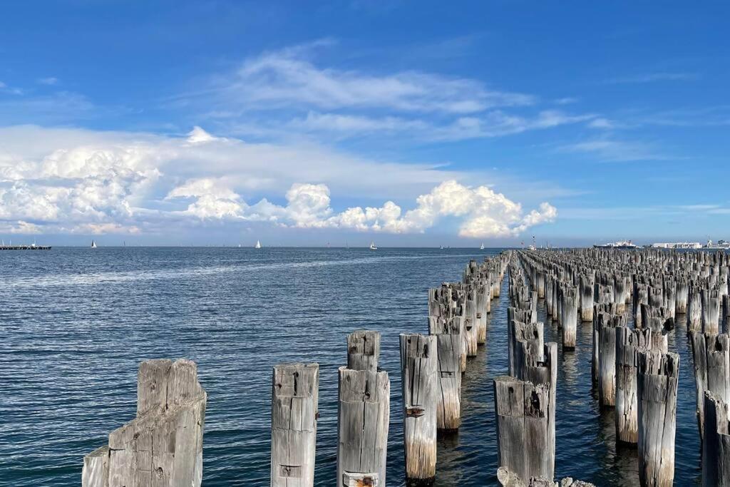 Amzing Ocean View Spacious Three Bedrooms Apartment Port Melbourne