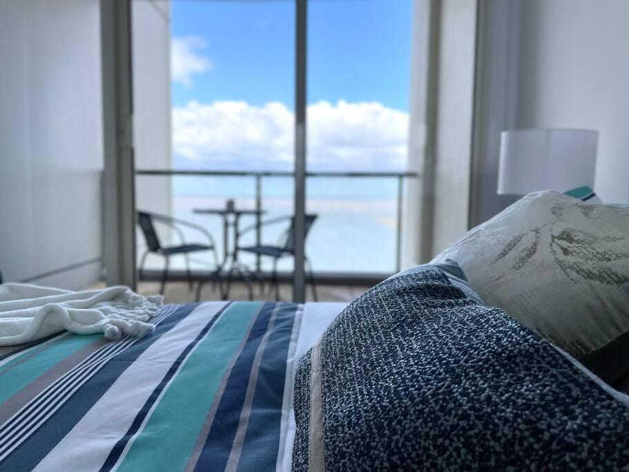 Amzing Ocean View Spacious Three Bedrooms Apartment Port Melbourne