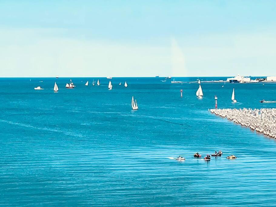 Amzing Ocean View Spacious Three Bedrooms Apartment Port Melbourne