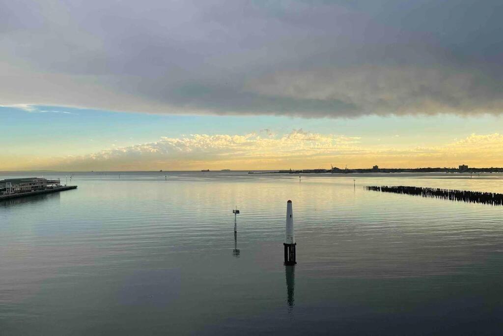 Amzing Ocean View Spacious Three Bedrooms Apartment Port Melbourne