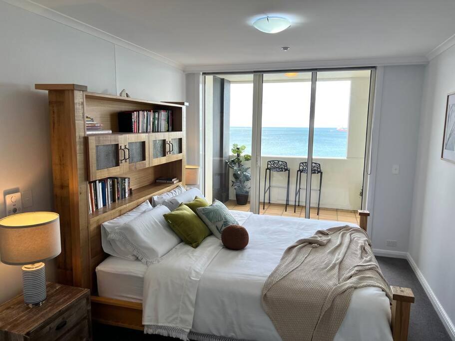 Amzing Ocean View Spacious Three Bedrooms Apartment Port Melbourne