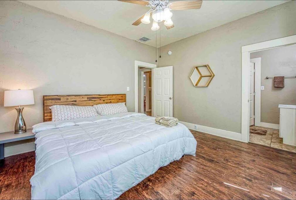 2 King Beds! Fantastic Stylish Bungalow home! view 2