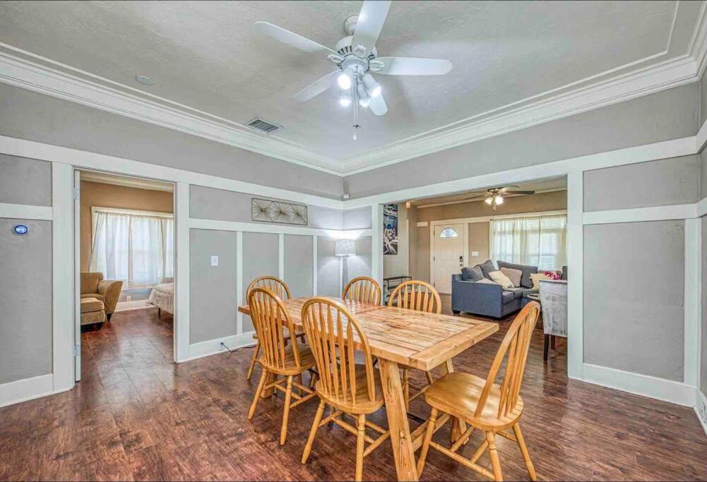2 King Beds! Fantastic Stylish Bungalow home! view 3
