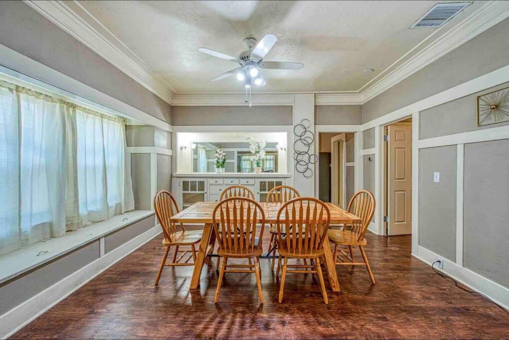2 King Beds! Fantastic Stylish Bungalow home! view 4