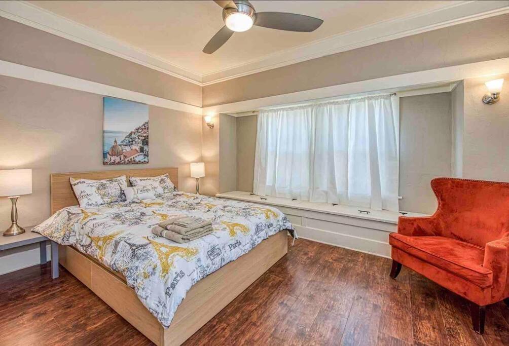 2 King Beds! Fantastic Stylish Bungalow home! view 5