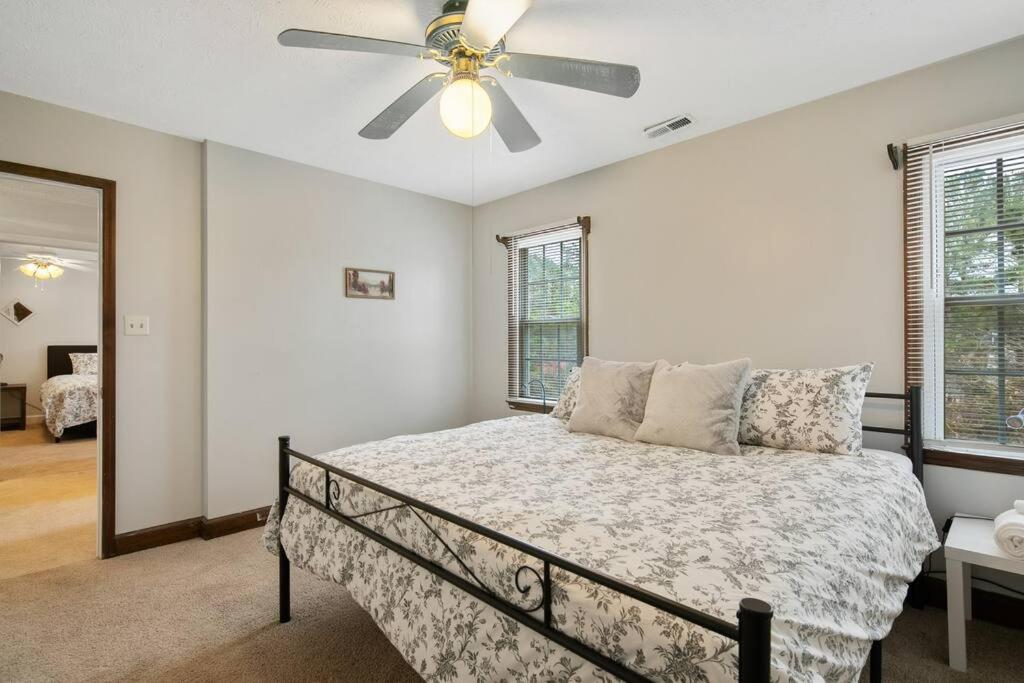Spacious 4B/3b Home in Fayettville, Big backyard! view 4