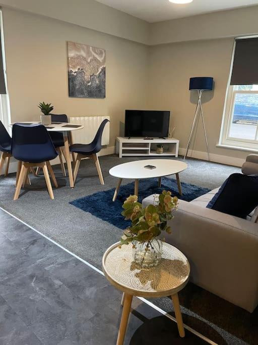 Willow House by Shortstays4U 2bedroom Townhouse with free parking in town centre! view 3