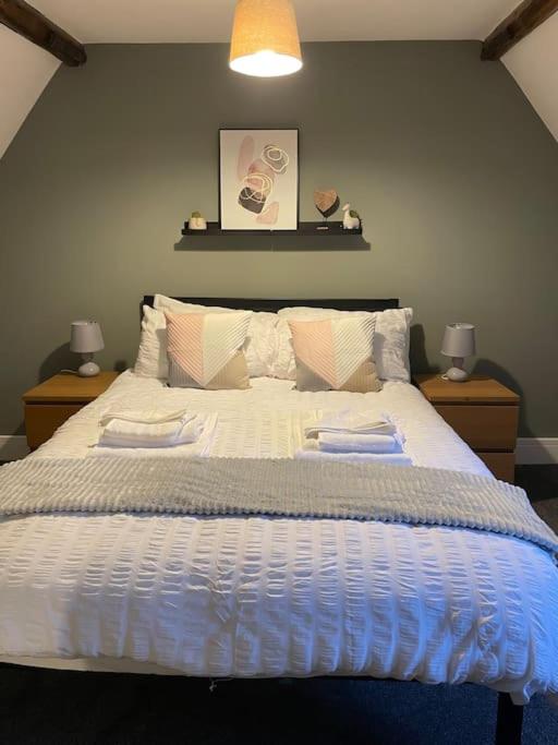 Willow House by Shortstays4U 2bedroom Townhouse with free parking in town centre! view 5