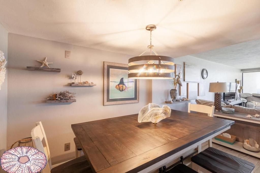 "SHERWIN" Upscale Oceanview Condominium Relax by the sea #1707