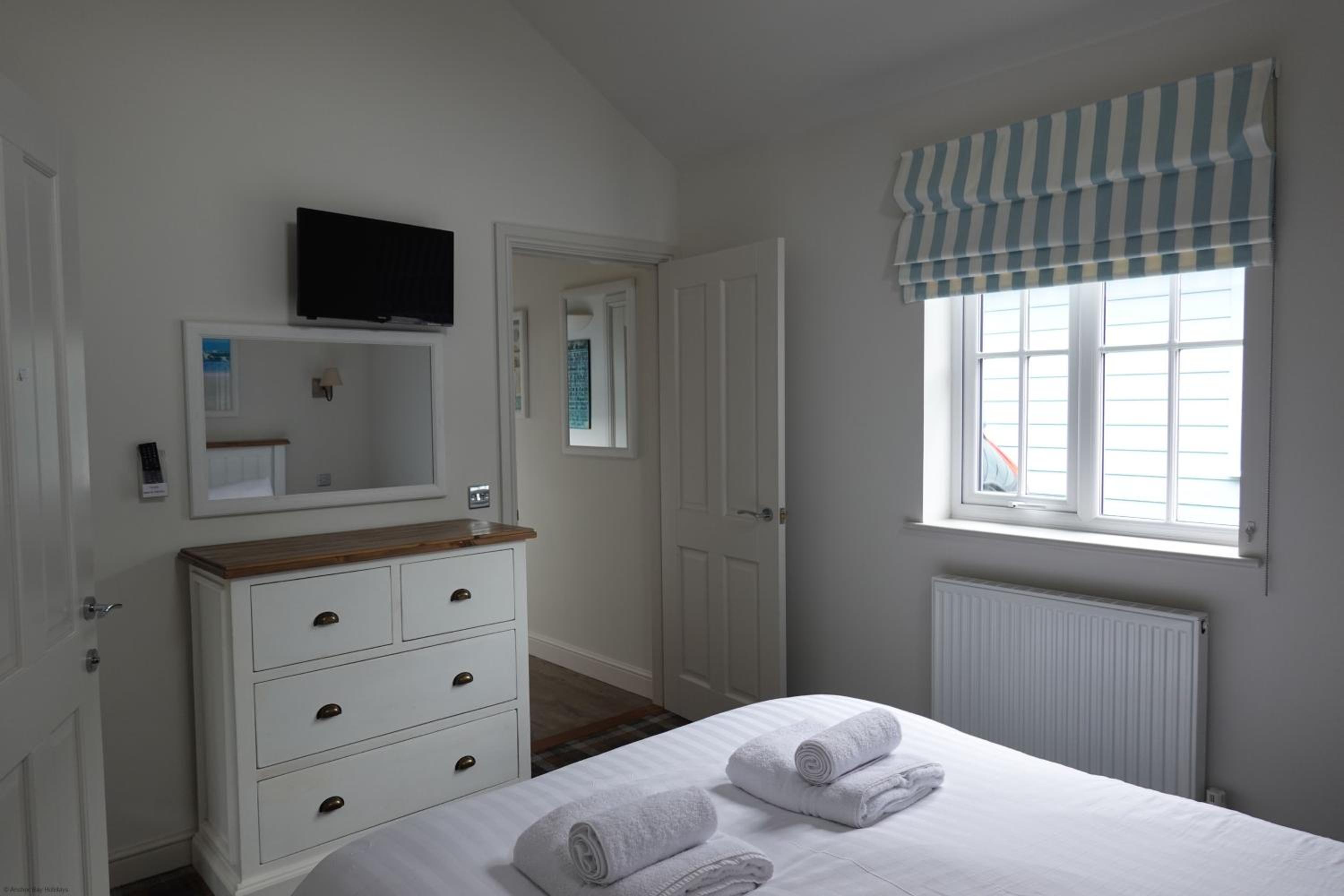 Puffin Lodge - Part of the The Bay Filey Holiday Village with pool, gym and direct beach access, pub, restaurant, tennis and meadows walks