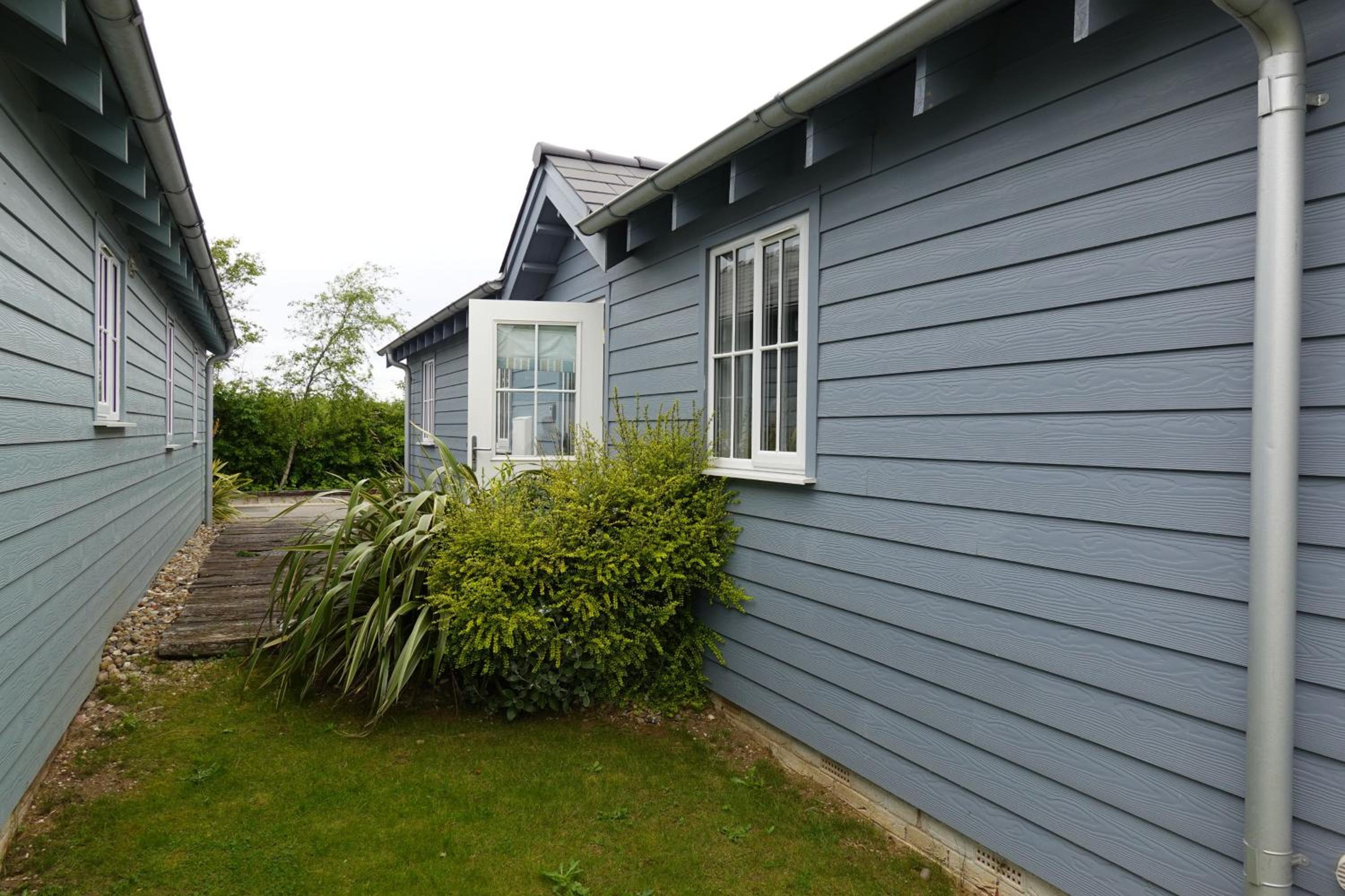 Puffin Lodge - Part of the The Bay Filey Holiday Village with pool, gym and direct beach access, pub, restaurant, tennis and meadows walks