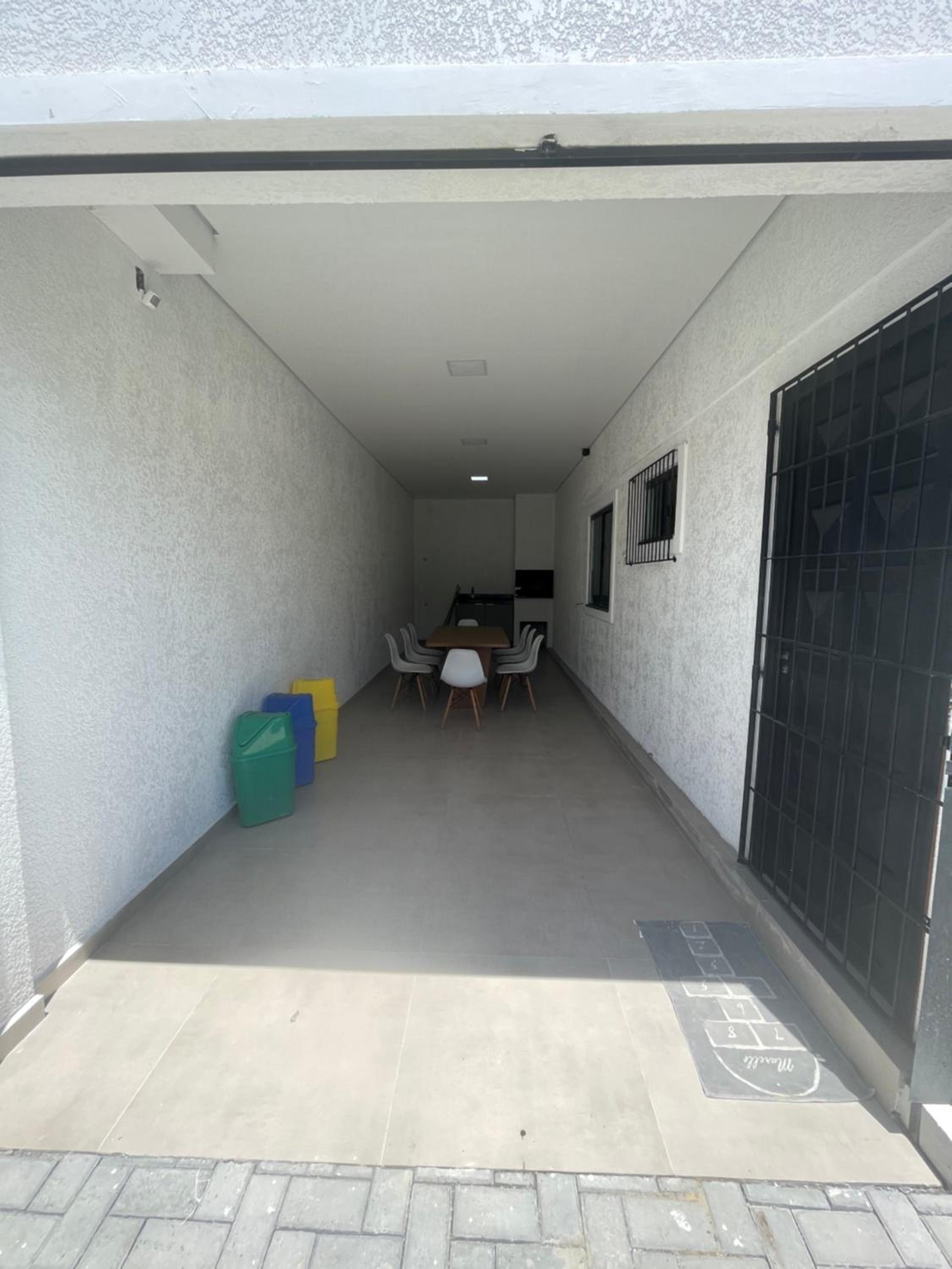 Casa a 40 metros da praia, rua tranquila