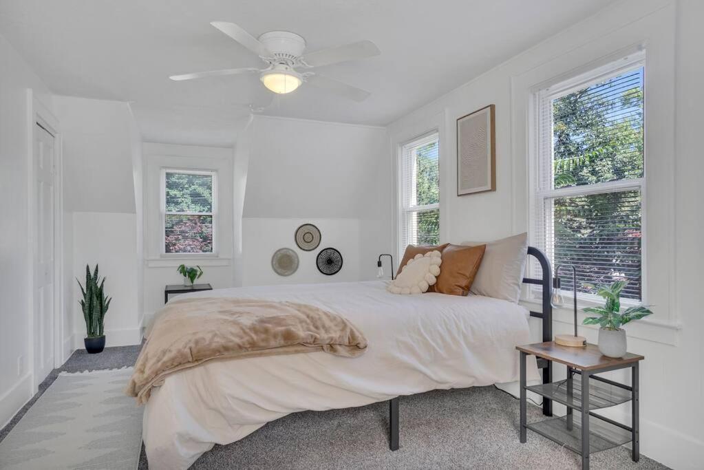 Lovely Bright Lansing Home 3 Bedrooms / 2 Bathrooms view 4