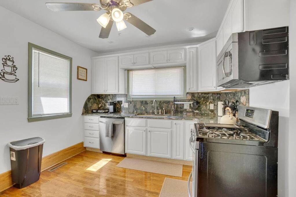Lovely Bright Lansing Home 3 Bedrooms / 2 Bathrooms view 5