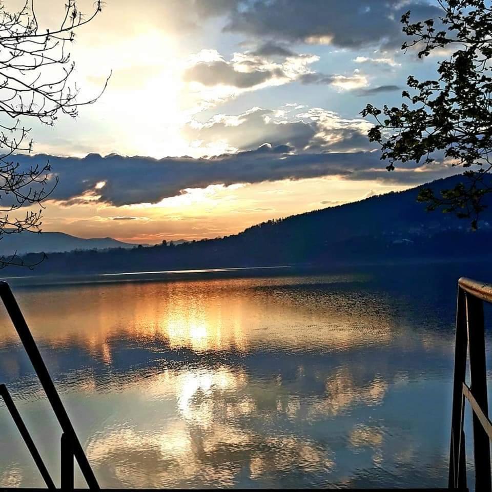 Domki nad jeziorem-Wodnik