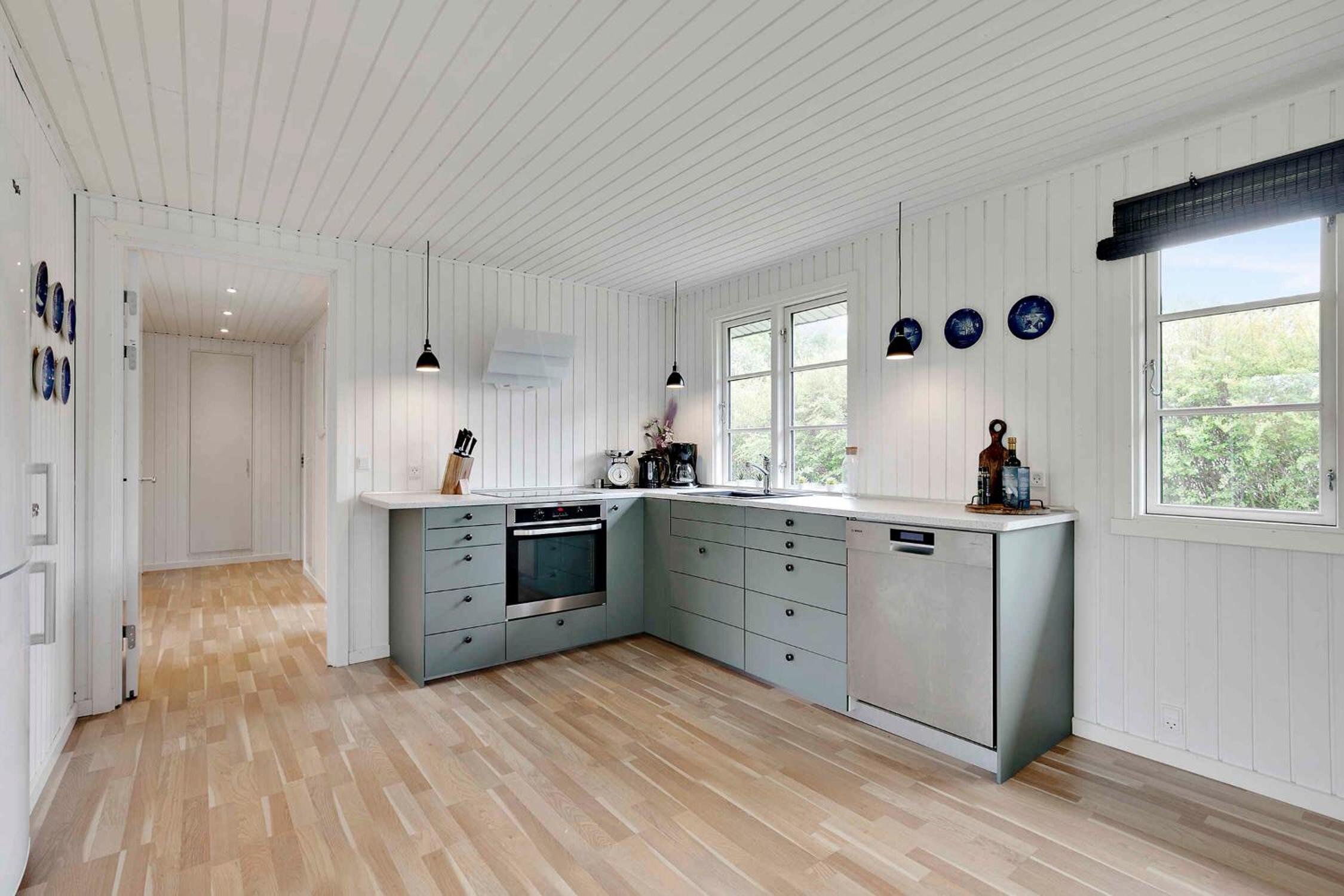 Renoveret sommerhus nær fjord - Stor terrasse, have & plads til 7 gæster