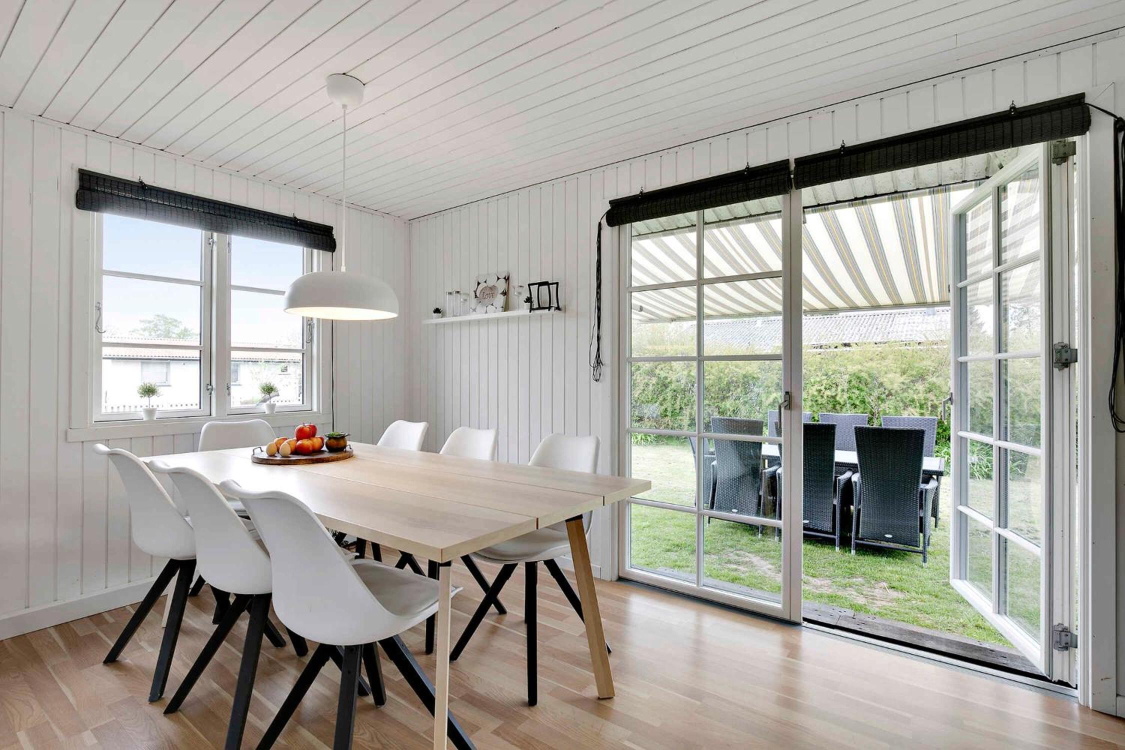 Renoveret sommerhus nær fjord - Stor terrasse, have & plads til 7 gæster