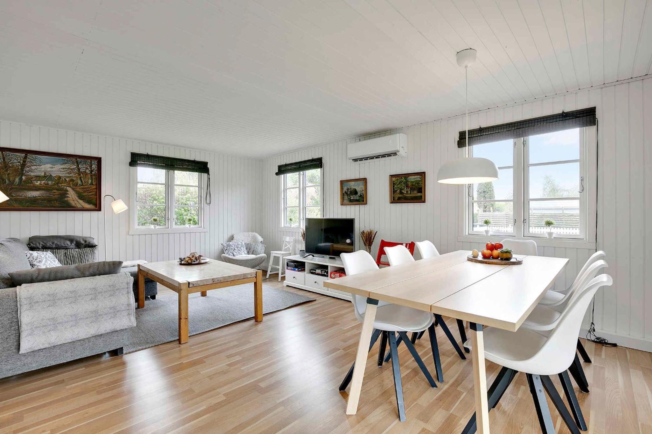 Renoveret sommerhus nær fjord - Stor terrasse, have & plads til 7 gæster