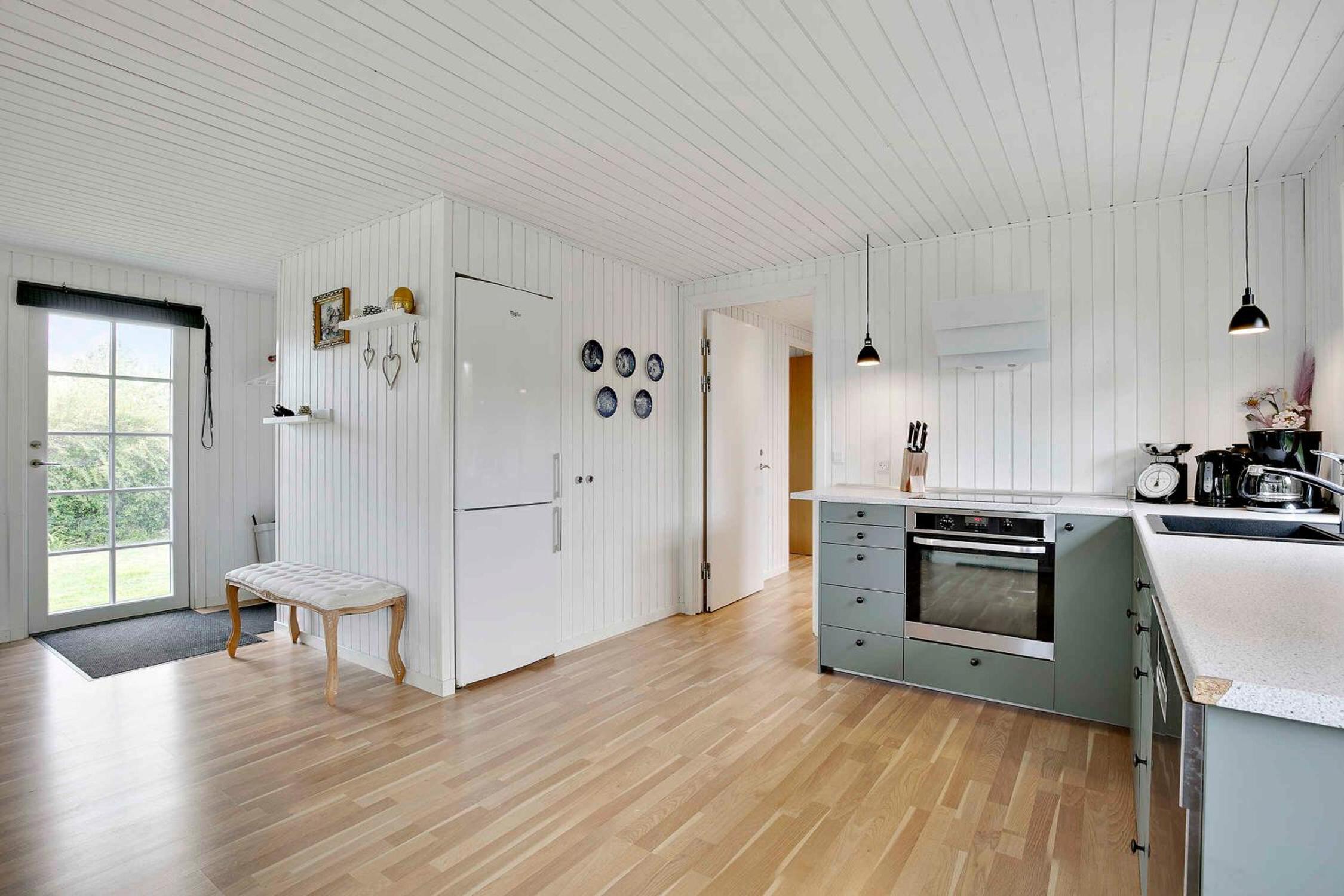 Renoveret sommerhus nær fjord - Stor terrasse, have & plads til 7 gæster