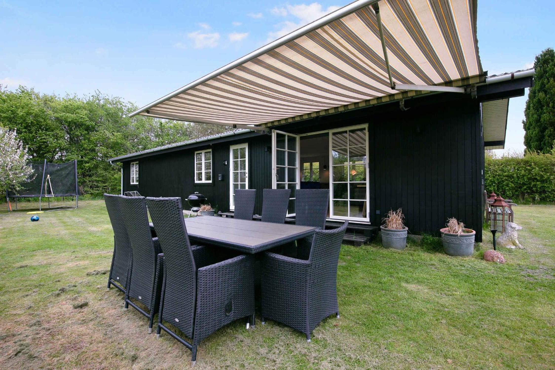 Renoveret sommerhus nær fjord - Stor terrasse, have & plads til 7 gæster