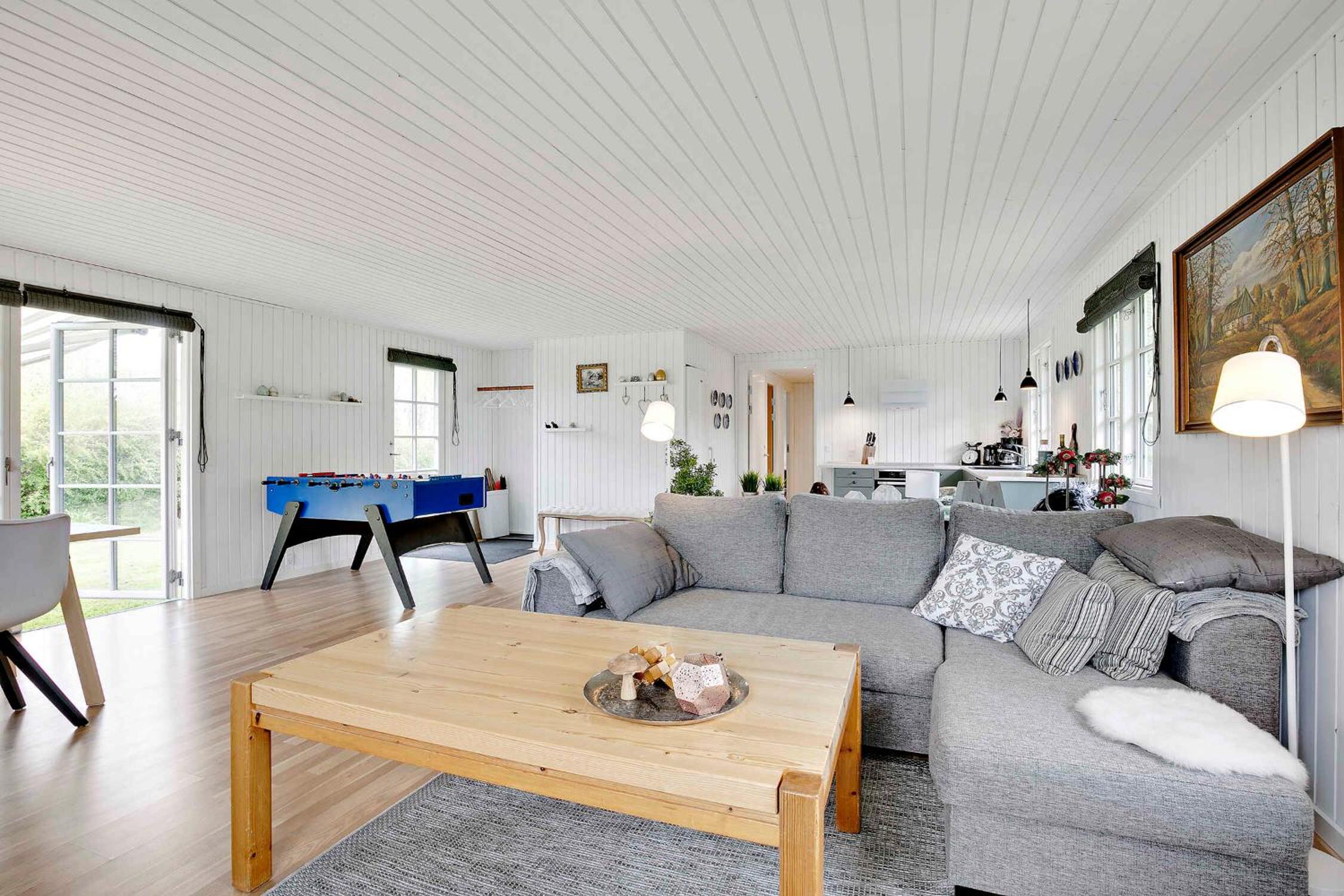 Renoveret sommerhus nær fjord - Stor terrasse, have & plads til 7 gæster