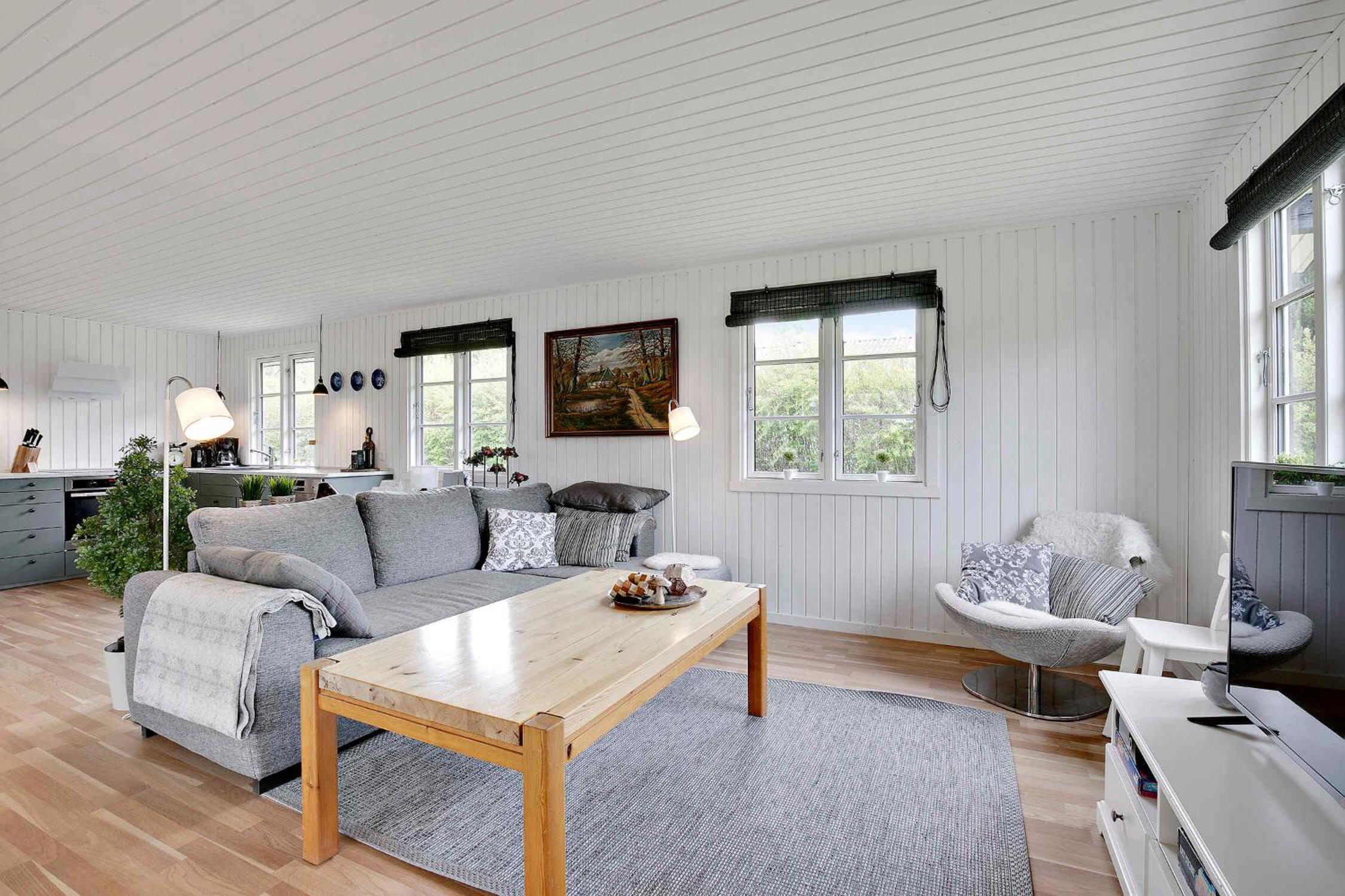 Renoveret sommerhus nær fjord - Stor terrasse, have & plads til 7 gæster