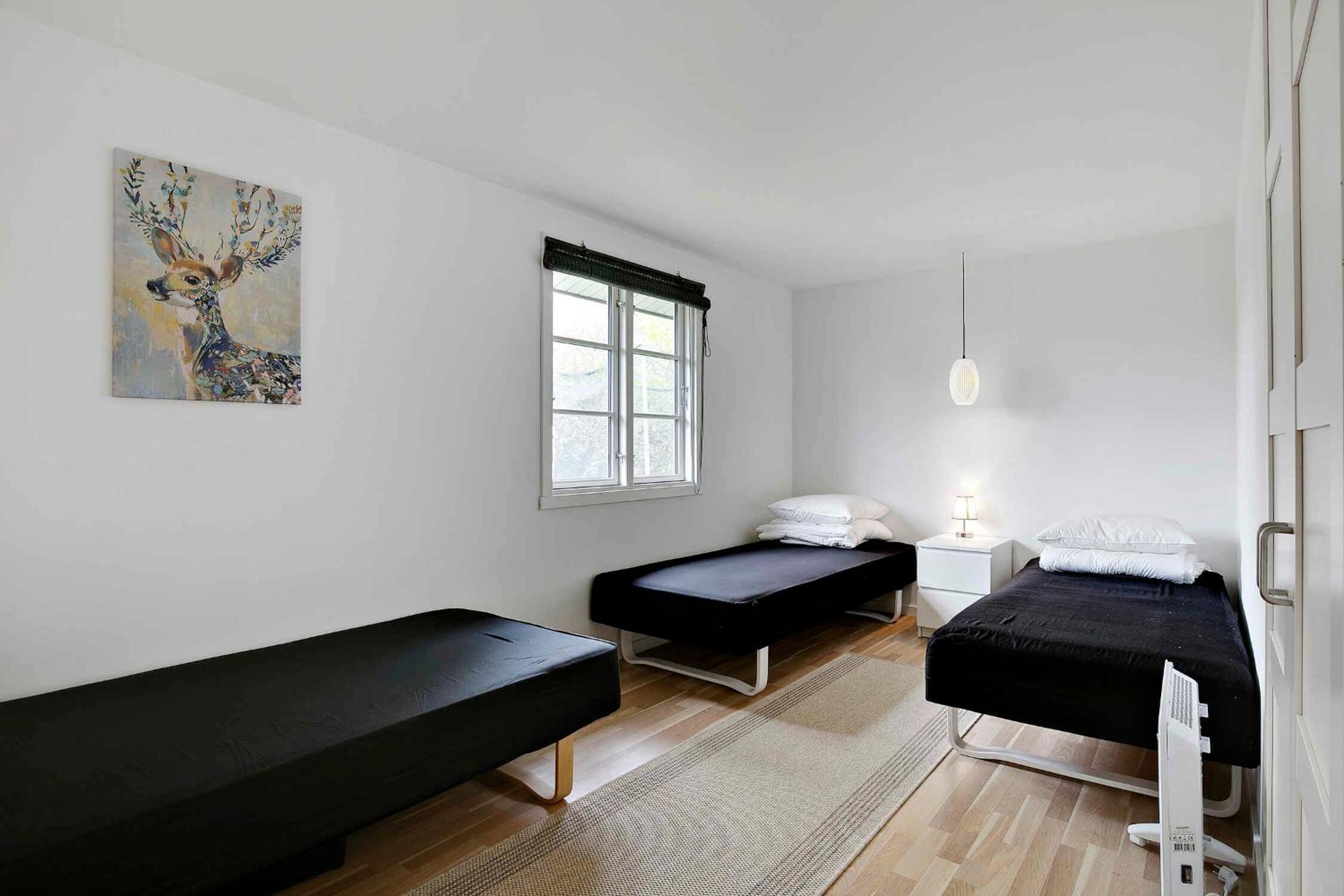 Renoveret sommerhus nær fjord - Stor terrasse, have & plads til 7 gæster