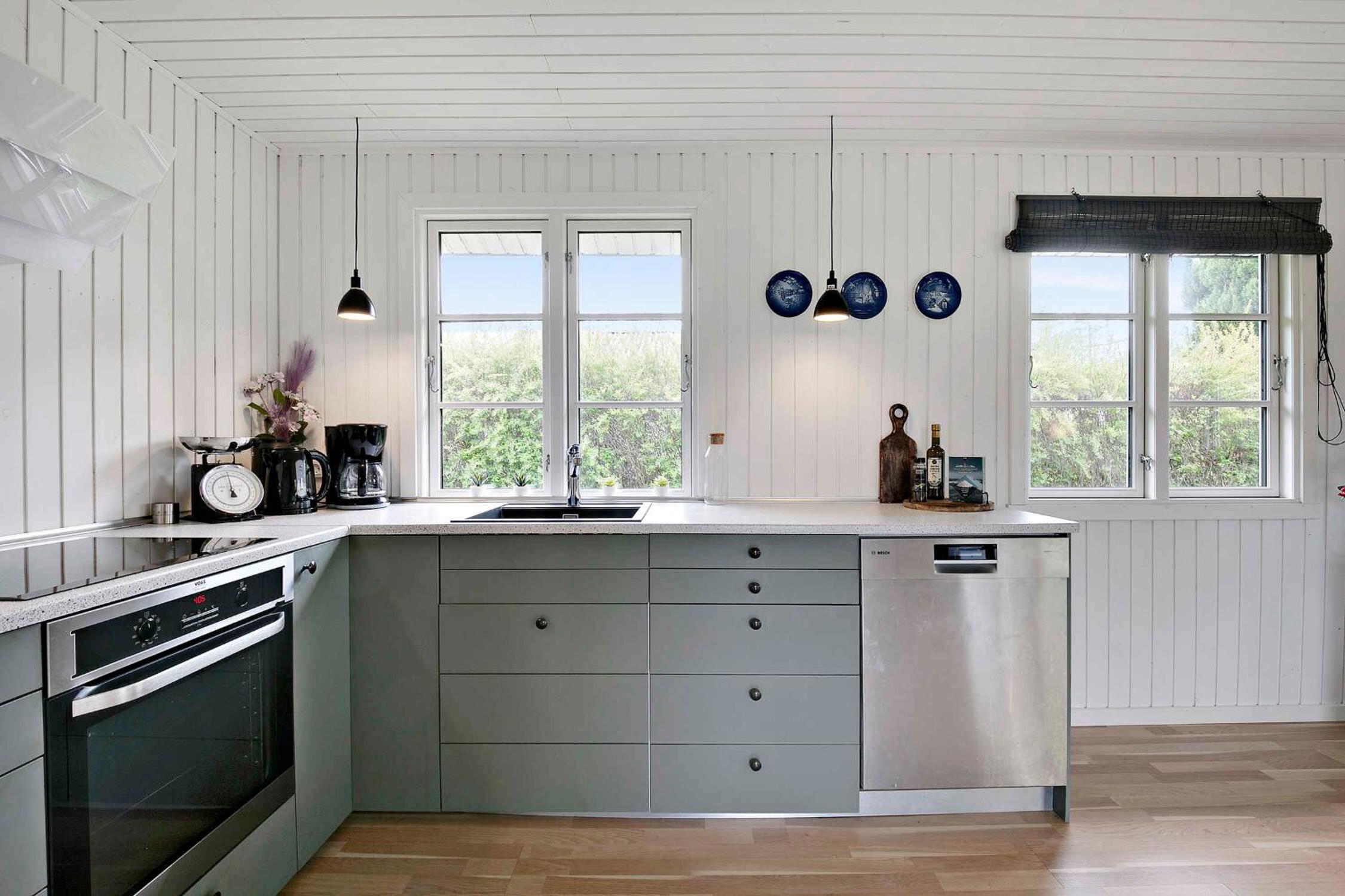 Renoveret sommerhus nær fjord - Stor terrasse, have & plads til 7 gæster