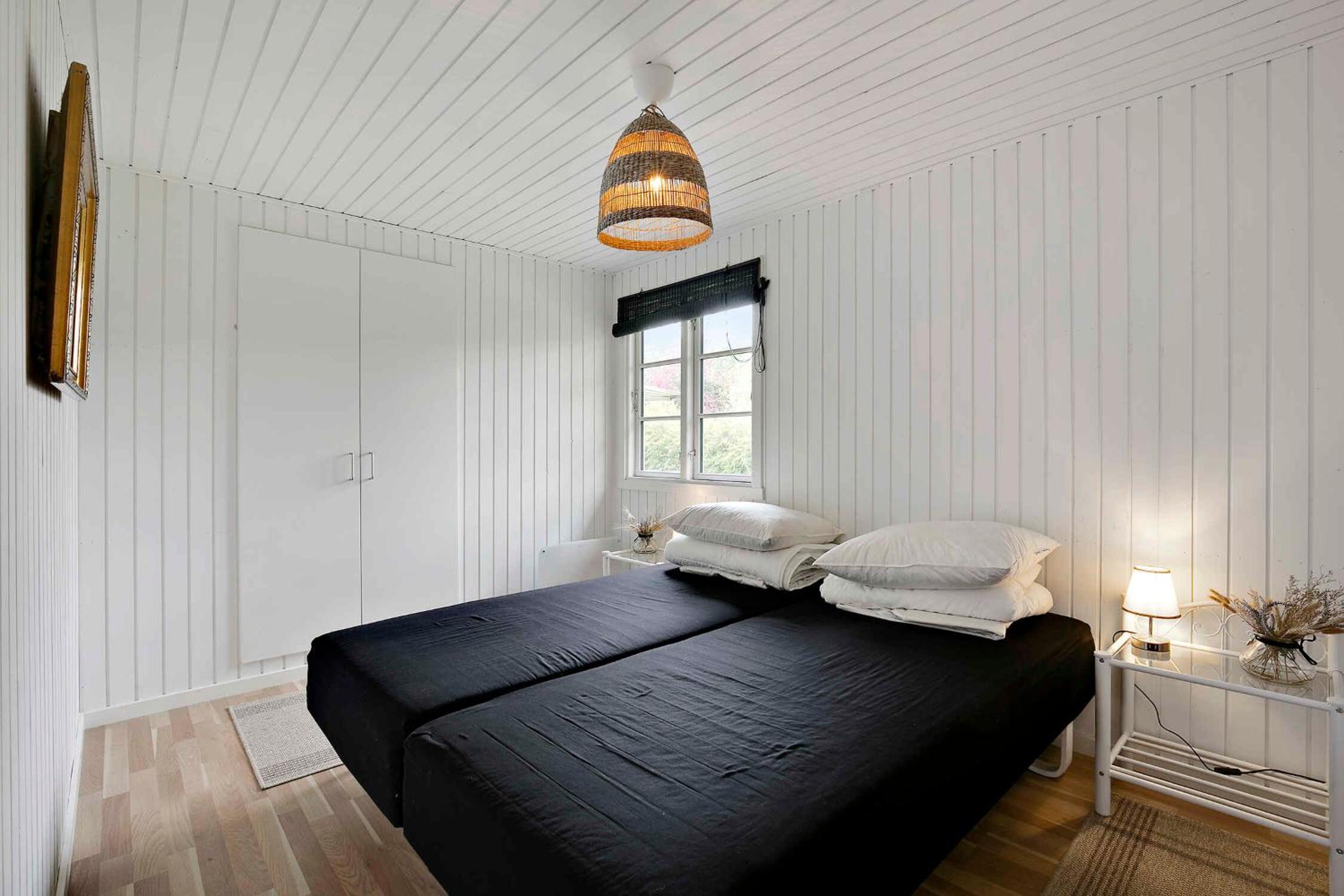 Renoveret sommerhus nær fjord - Stor terrasse, have & plads til 7 gæster