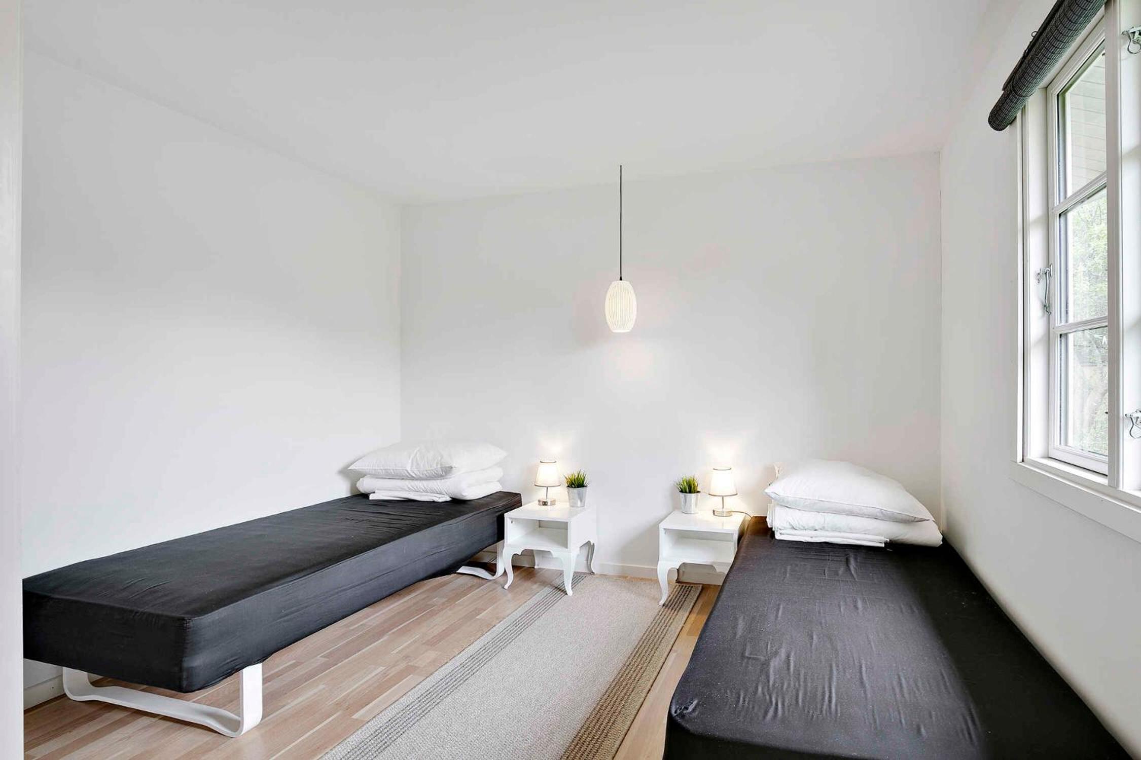Renoveret sommerhus nær fjord - Stor terrasse, have & plads til 7 gæster