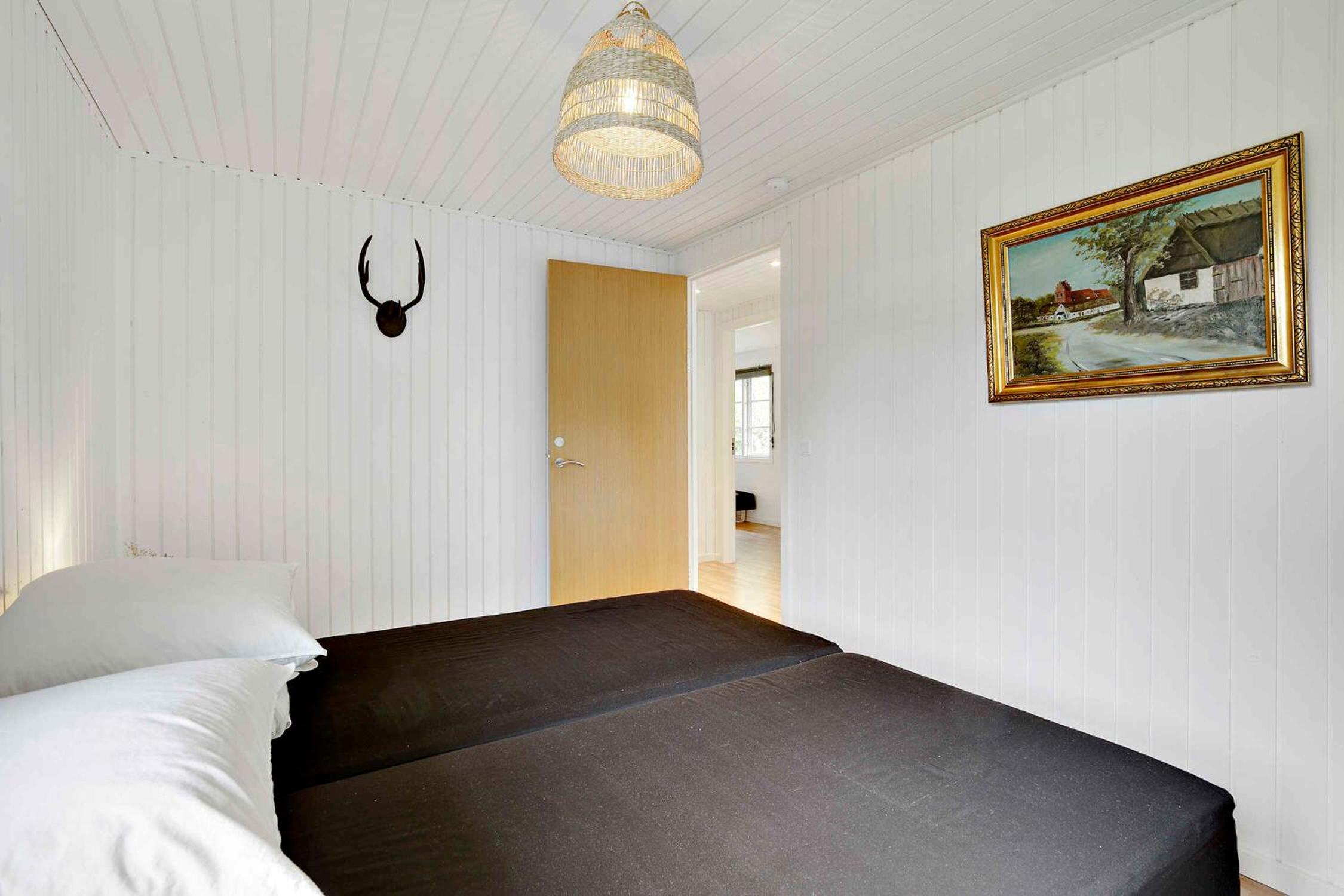 Renoveret sommerhus nær fjord - Stor terrasse, have & plads til 7 gæster