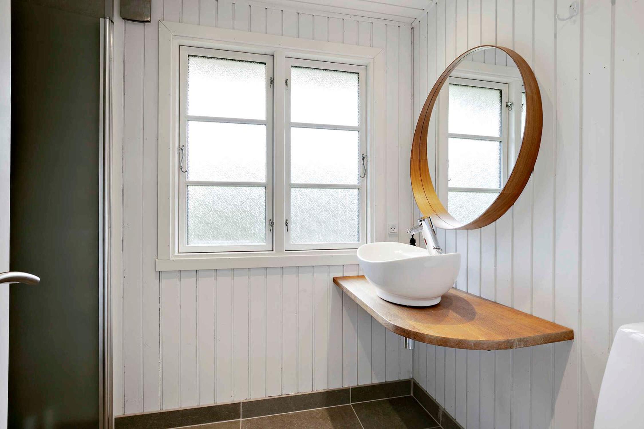 Renoveret sommerhus nær fjord - Stor terrasse, have & plads til 7 gæster