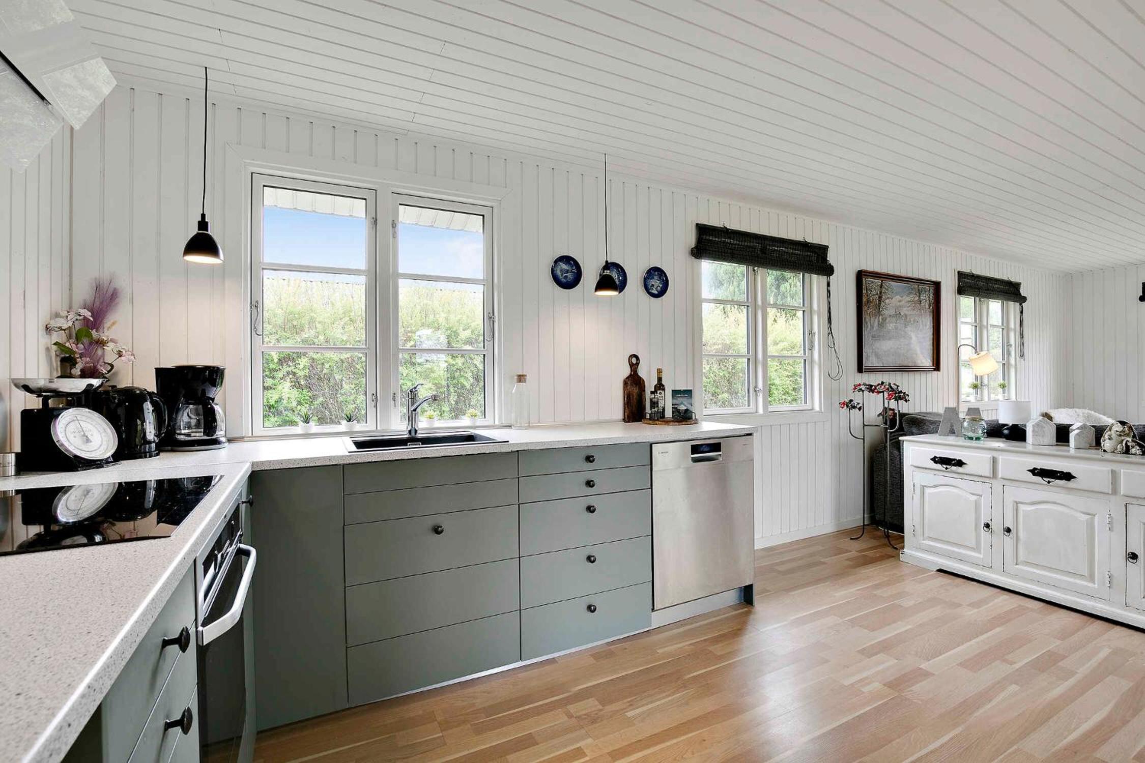 Renoveret sommerhus nær fjord - Stor terrasse, have & plads til 7 gæster