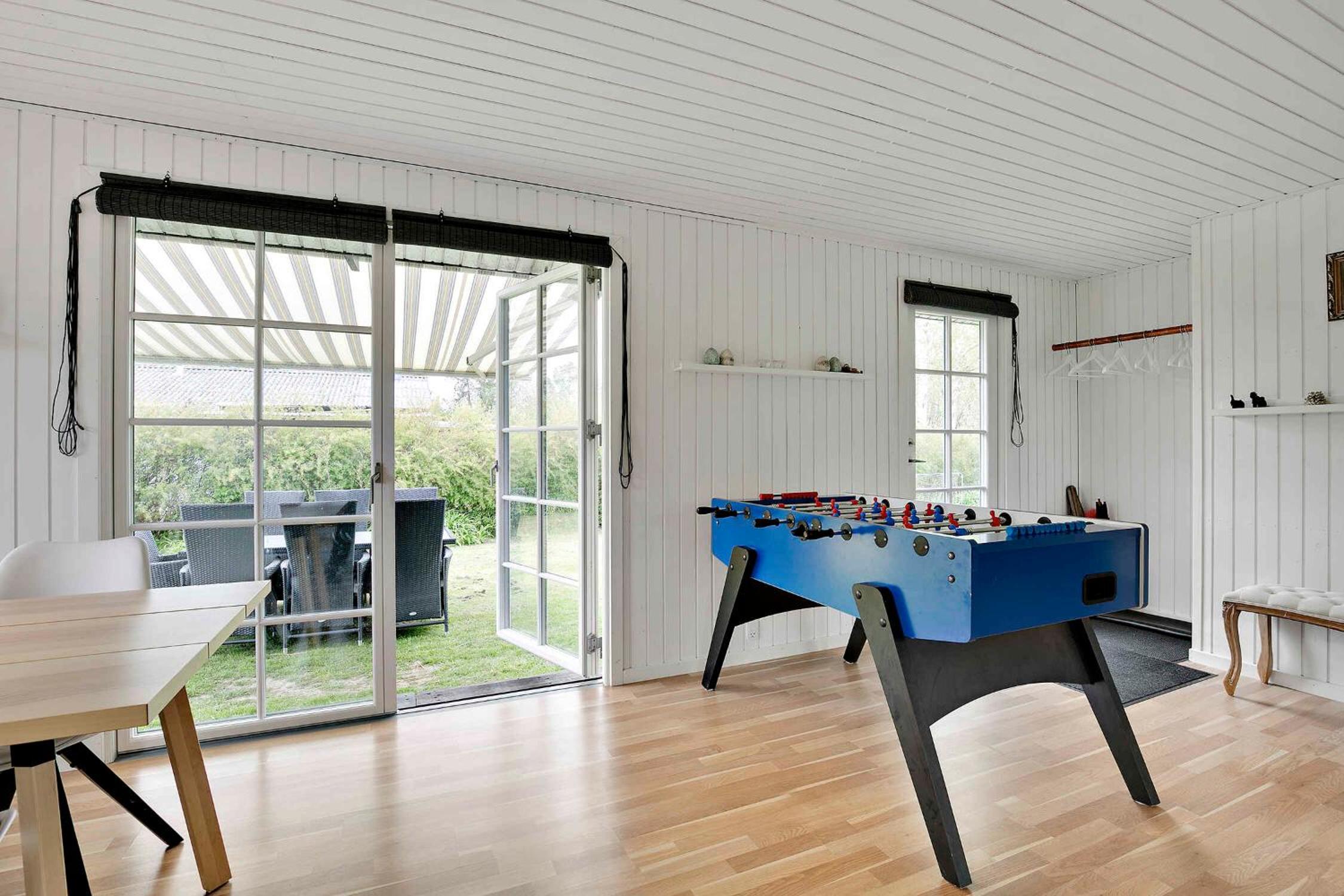 Renoveret sommerhus nær fjord - Stor terrasse, have & plads til 7 gæster