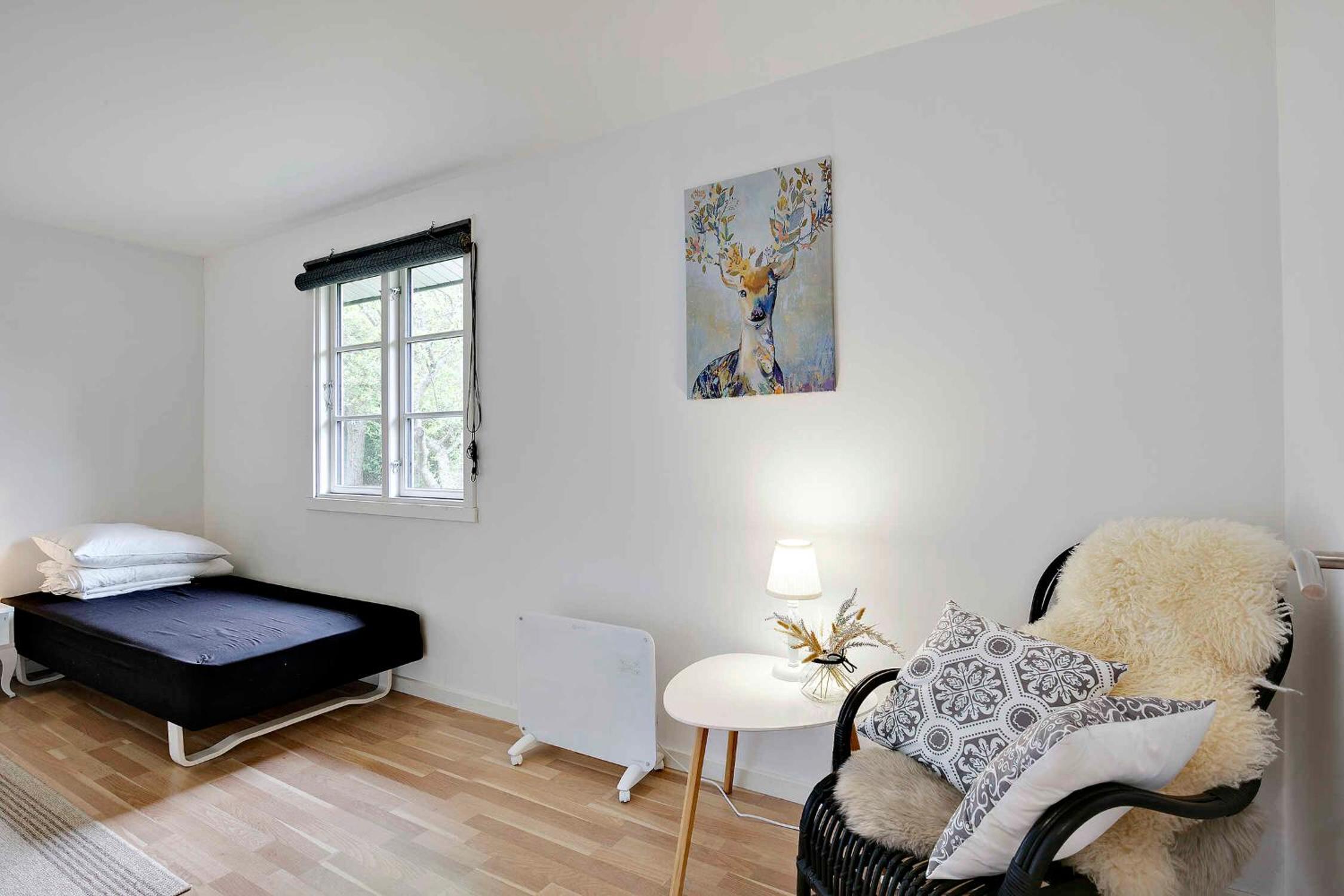 Renoveret sommerhus nær fjord - Stor terrasse, have & plads til 7 gæster
