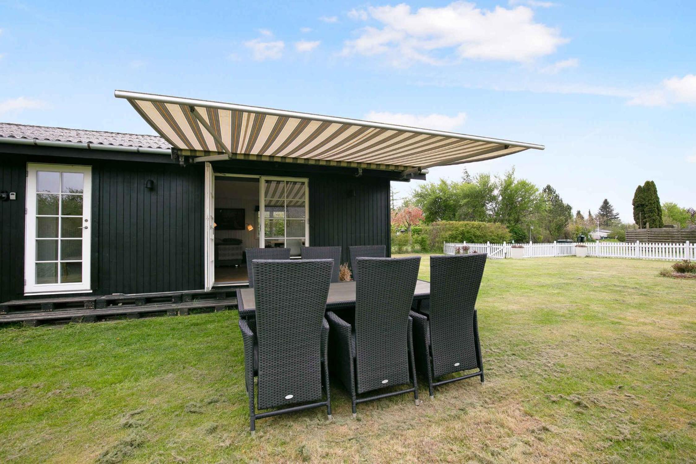 Renoveret sommerhus nær fjord - Stor terrasse, have & plads til 7 gæster