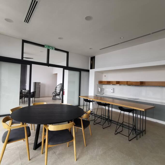 BukitBintang-KLCC-Pavilion-2-12pax-InfinityPool-Netflix-Balcony-SuperFastInternet