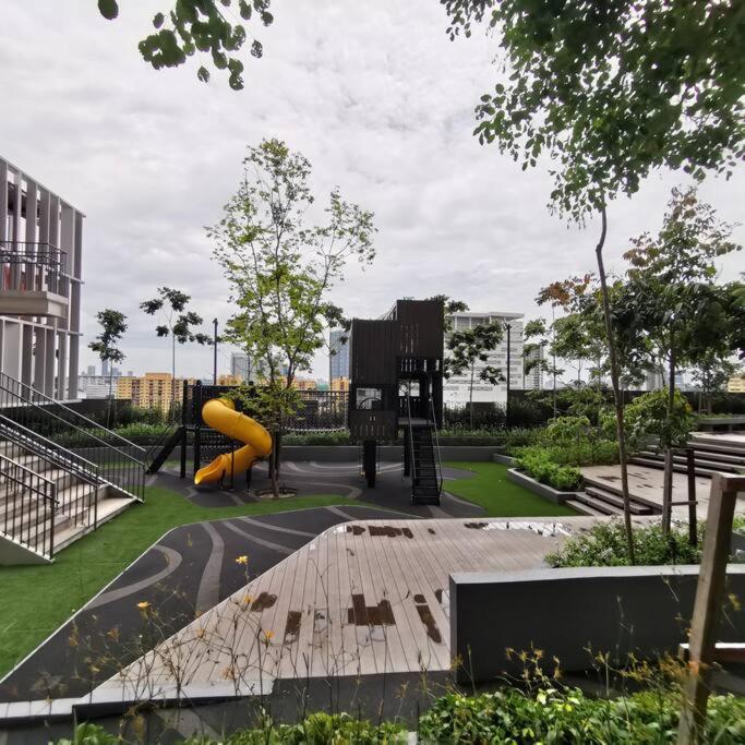 BukitBintang-KLCC-Pavilion-2-12pax-InfinityPool-Netflix-Balcony-SuperFastInternet