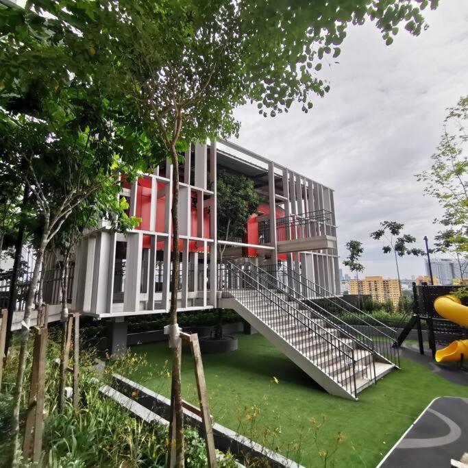 BukitBintang-KLCC-Pavilion-2-12pax-InfinityPool-Netflix-Balcony-SuperFastInternet