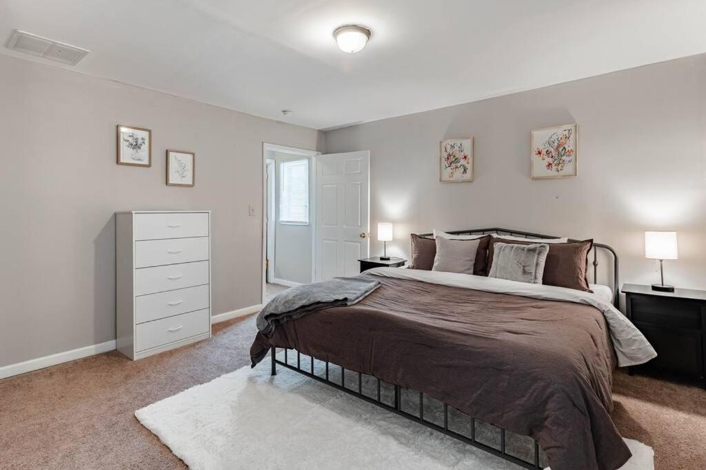The Indy Unit! King Bed/Free Coffee/Keyless Entry! view 3