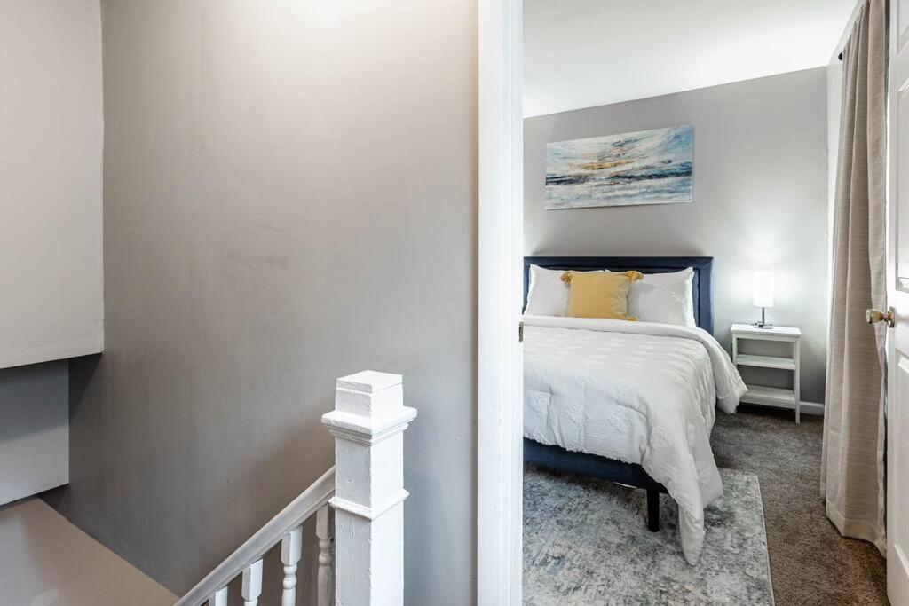 The Indy Unit! King Bed/Free Coffee/Keyless Entry! view 4