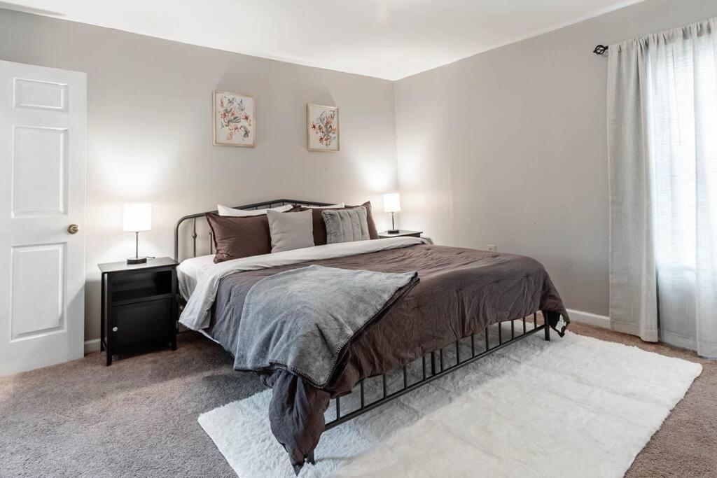 The Indy Unit! King Bed/Free Coffee/Keyless Entry! view 5